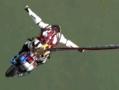 Αυστρία: Έκανε bungee jumping με τη μοτοσυκλέτα του (βίντεο)